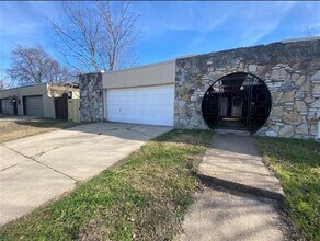 Building Photo - 6327 Walraven Cir