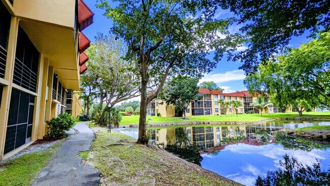 Foto del edificio - 3253 Foxcroft Rd