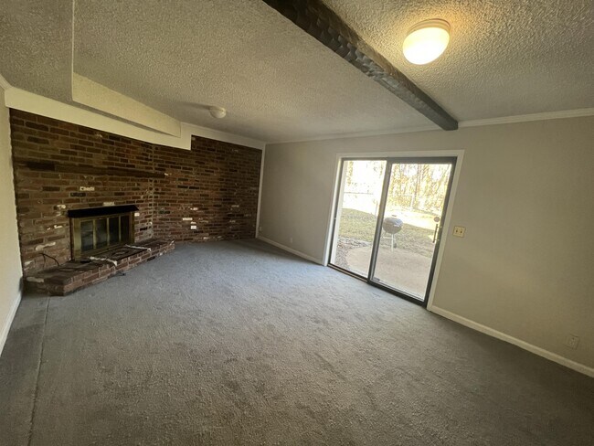 Foto del edificio - 2900 Moss Spring Dr