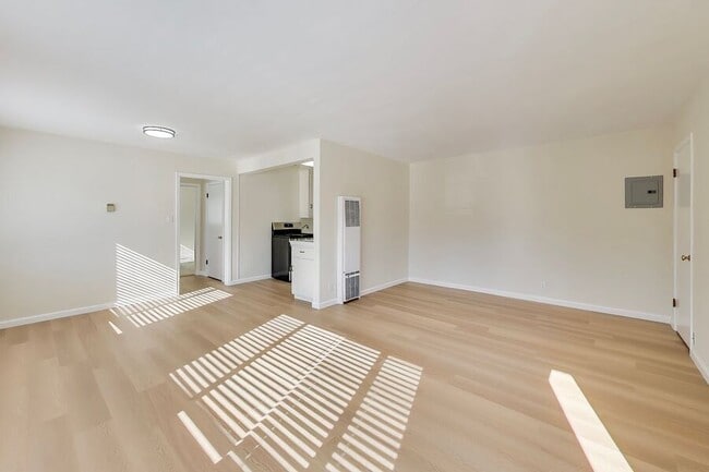 Building Photo - 1549 San Carlos Ave