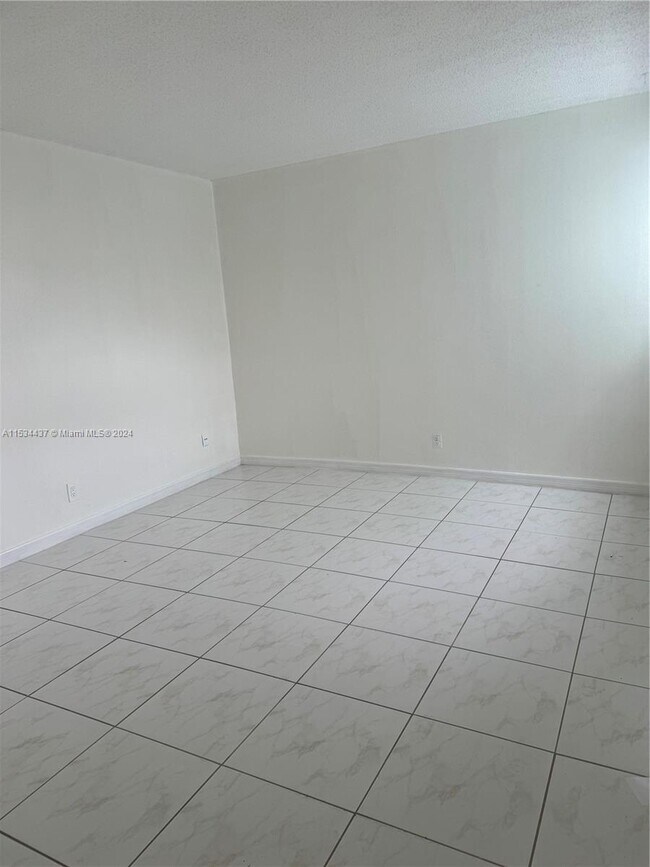 Building Photo - 1110 S 29th Ave