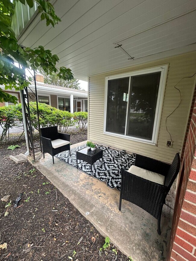 Foto del edificio - Charming Downtown State College Ranch Home Available August 2026