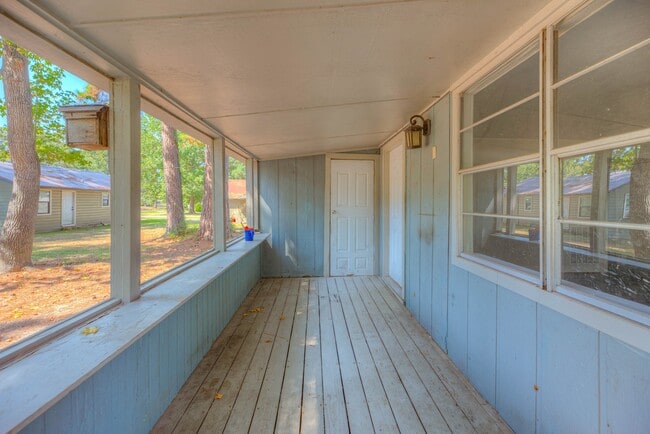Building Photo - 234 Lakeview Dr