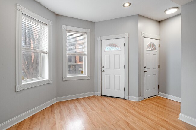 Building Photo - 4537-4539-4539 Swan Ave