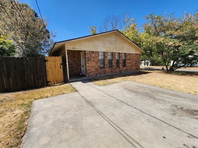 Foto del edificio - 3211 Eastridge Dr