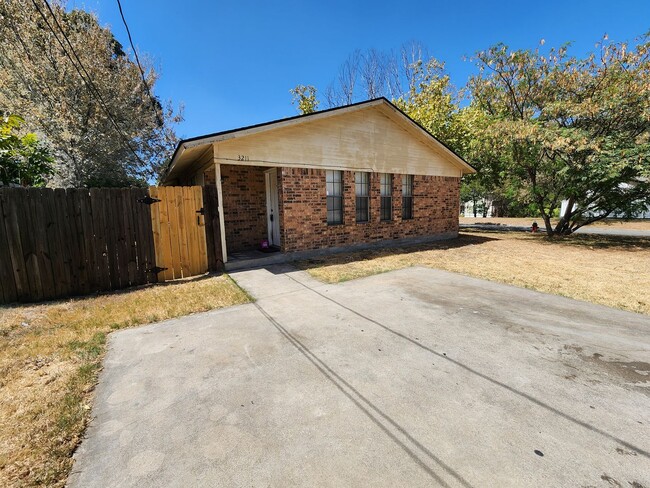 Building Photo - 3211 Eastridge Dr