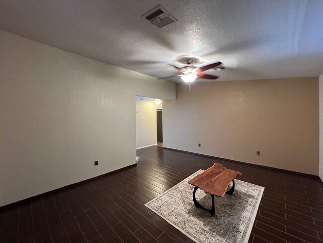 Foto del edificio - 3 BEDROOM HOME NEAR THE FOOTHILLS!