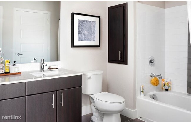 Foto del edificio - 3 br, 2 bath Apartment - 2850 Roslyn St