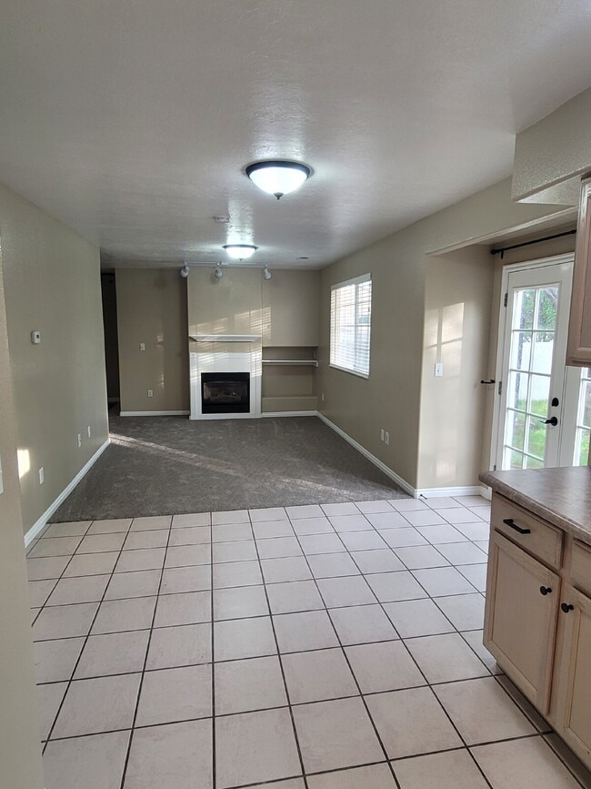 Building Photo - "Spacious 5-Bedroom home with 3.5 Baths and fenced yard!"