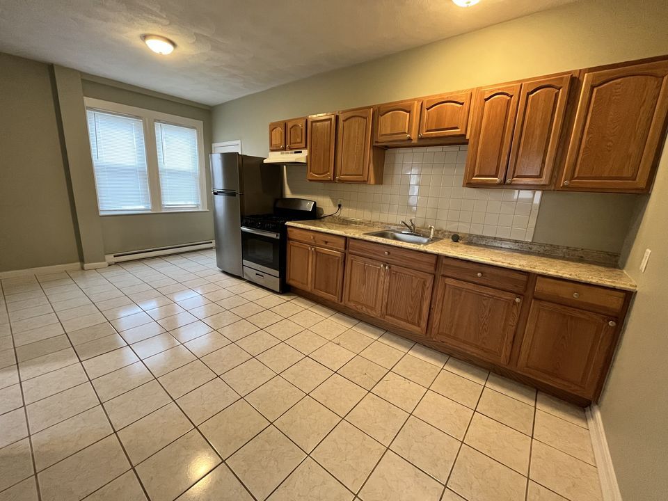 Kitchen - 122 Boston St