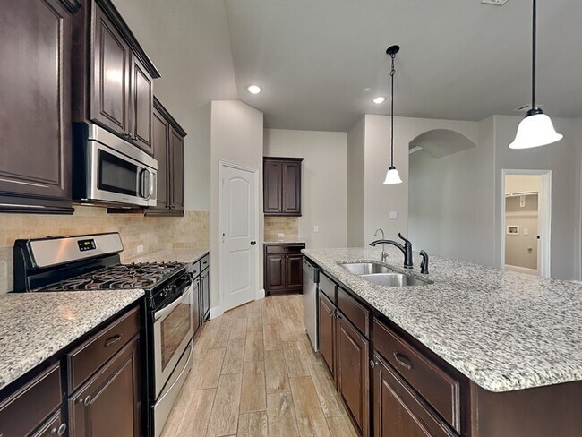 Foto del edificio - 900 McLynn Ct