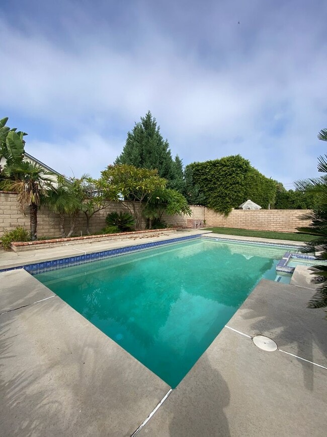 Building Photo - Pool Home in Ontario with Three Bedrooms