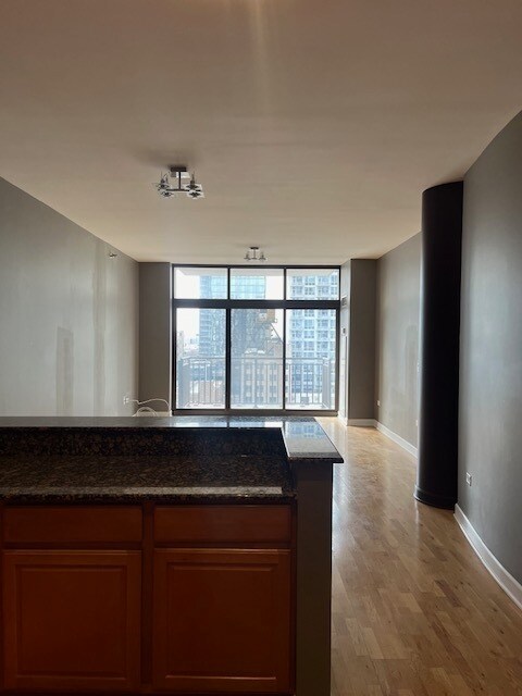 Building Photo - 1322 S Prairie Ave