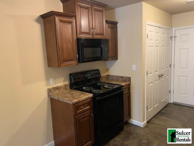 Building Photo - The Oaks: Water &amp; Sewer Included