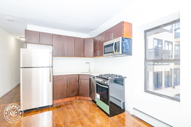 Foto del edificio - 879 Dekalb Ave