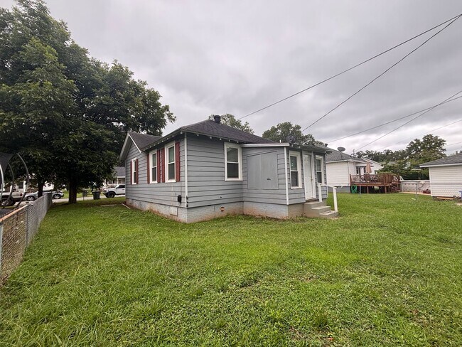 Foto del edificio - 2 Bedrooms- 1 Bathroom- House in Rockmart!