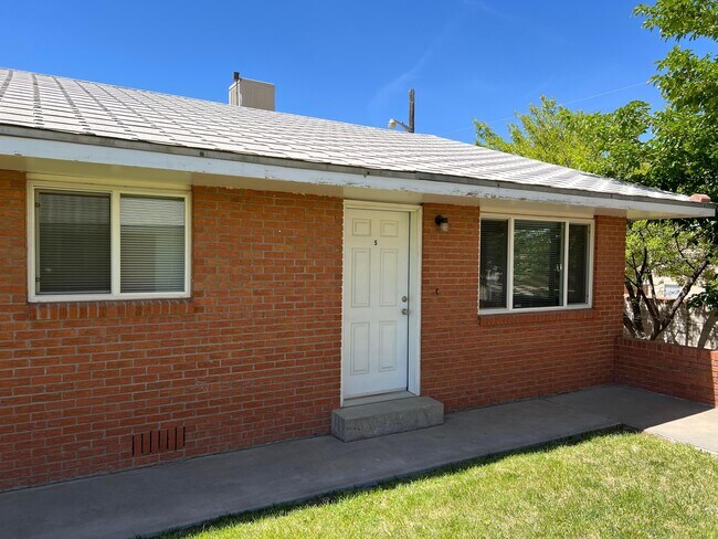 Building Photo - 3717 Alamogordo Dr NW