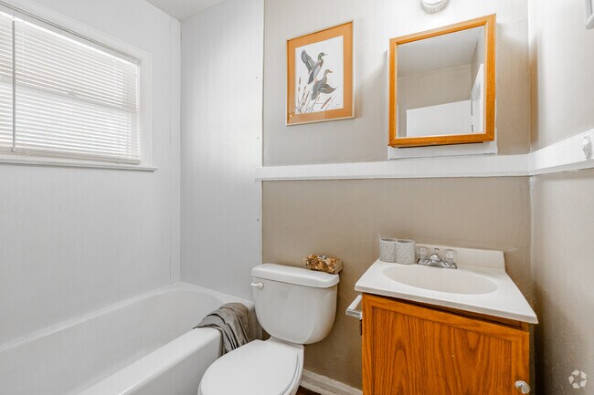 1 habitación, 1 baño - 550 pies cuadrados - Baño - The Elms Apartments