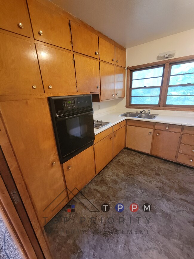 Building Photo - 1 Bedroom | 2 Bathroom Duplex in Waterloo ...