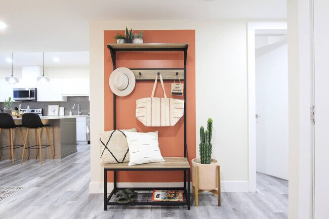 Photo du bâtiment - 9336-9398 98 St NW