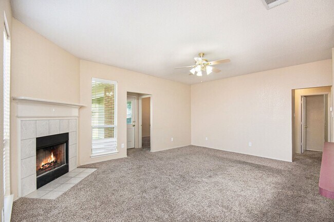 Building Photo - Beautifully crafted 3-2-2 home in the Fort...