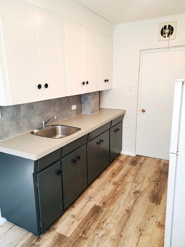 Building Photo - 1910 Main St