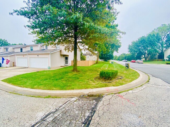 Foto del edificio - {1423} Olathe Townhome + 3Bed/2.5Bath + Fe...