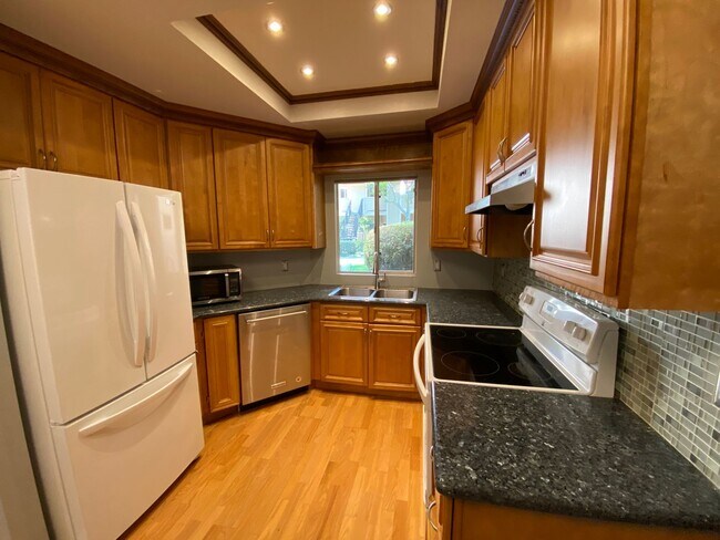 Foto del edificio - BLOSSOM VALLEY - Beautifully updated end u...