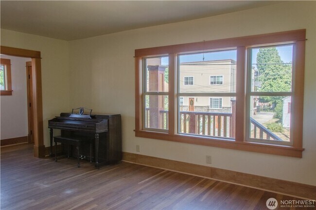 Building Photo - 4Bd/2Ba Seattle Home