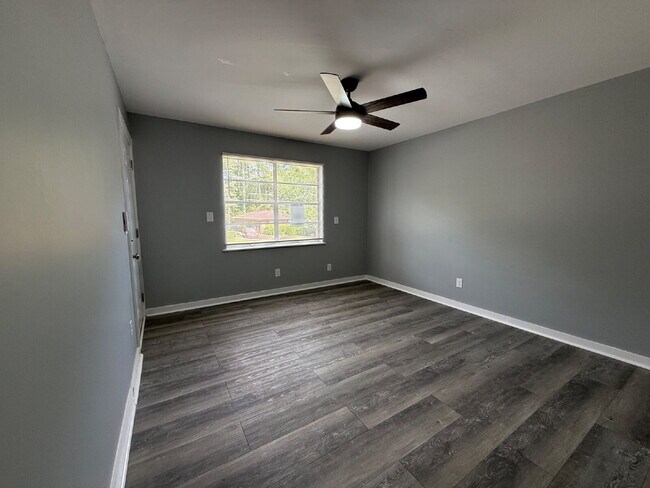 Building Photo - 1/2 off one month!!!  Call for details, Section 8!!! Charming 2-Bed Sanctuary in Huntsville – Coz...