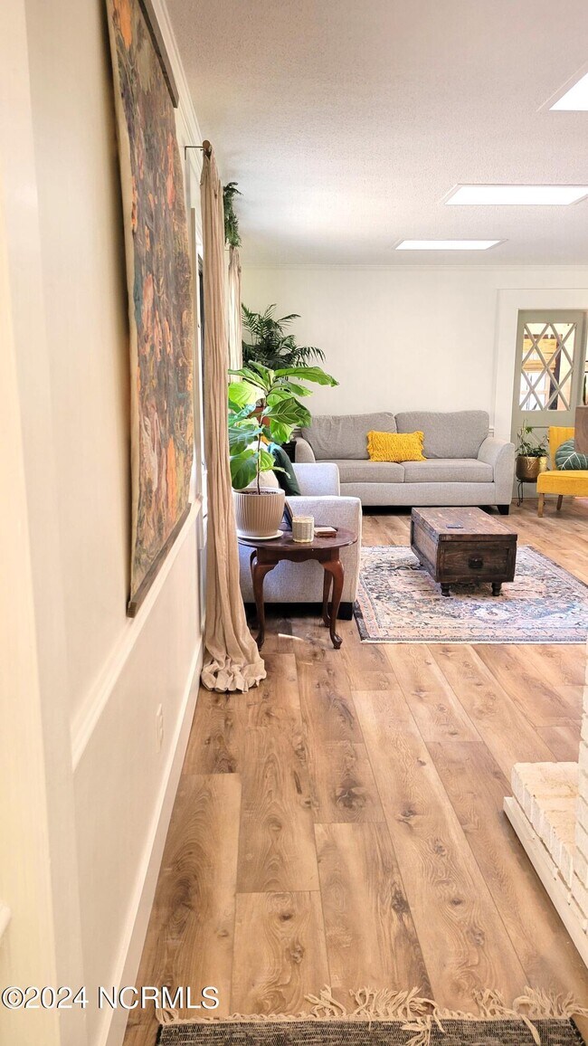 Foto del edificio - 1720 Longleaf Dr E
