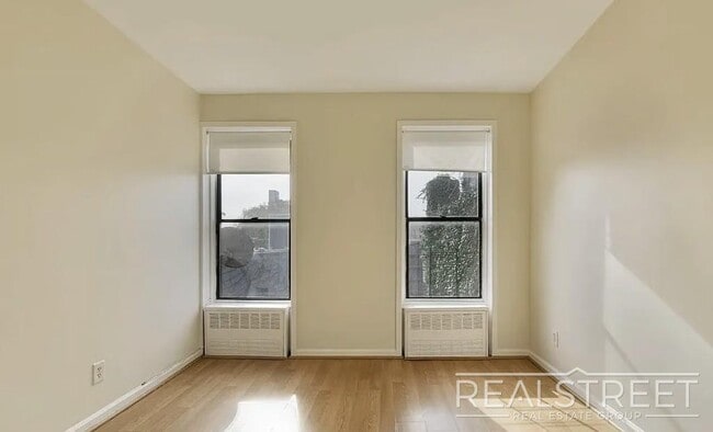 Building Photo - This spacious, sun-drenched one bedroom is available NOW!