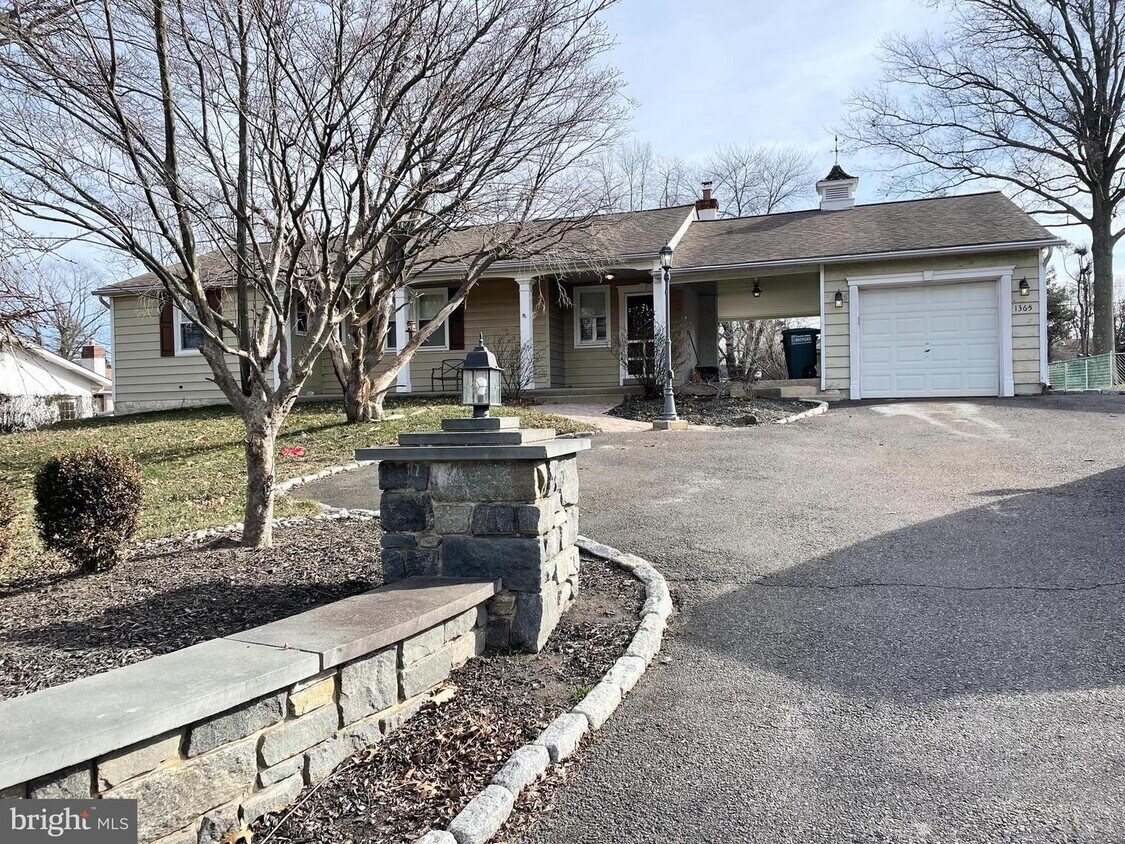 Primary Photo - 1365 Davisville Rd