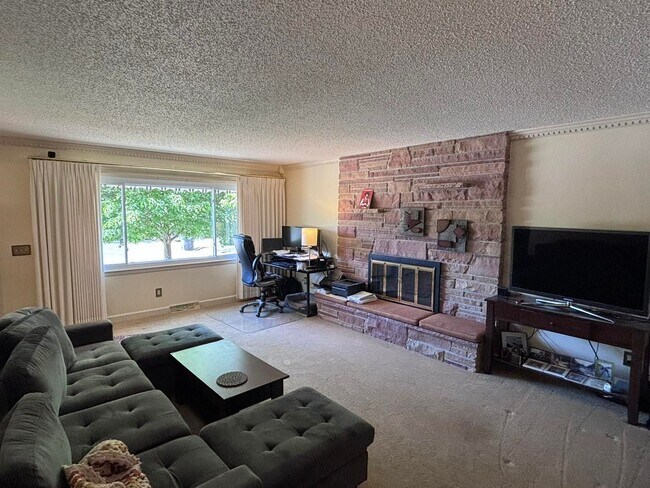 Foto del edificio - 4 bedroom 3 bath with large backyard