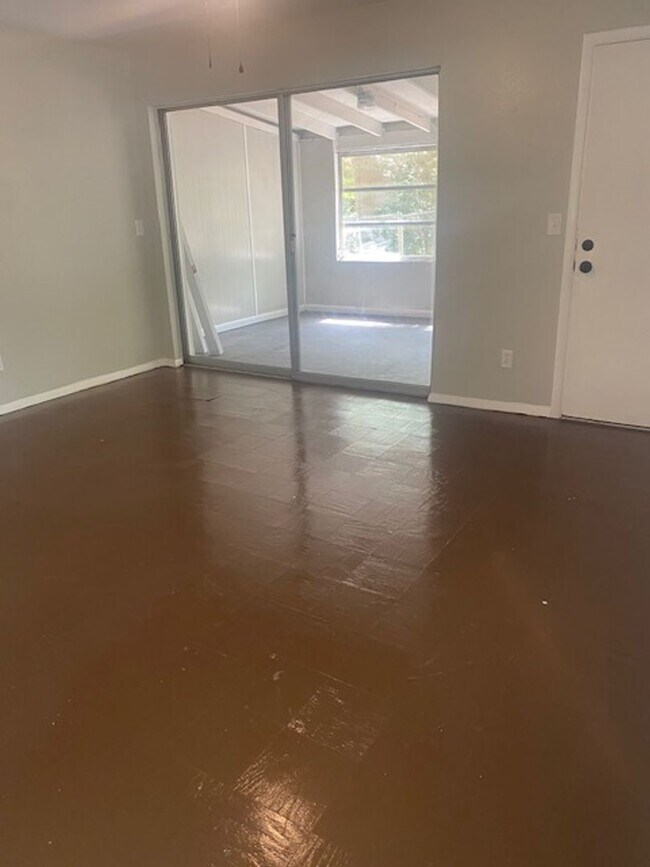 Foto del edificio - 4 Bed 1 Bath Home | Pet Friendly | Large F...