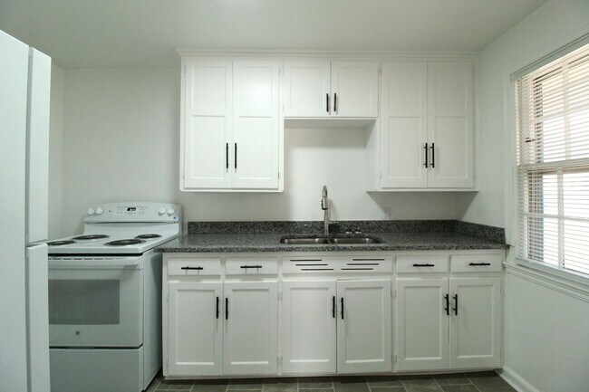 Building Photo - February FREE On This 1 Bedroom 1 Bath Duplex in Navy Hill Area in Olathe