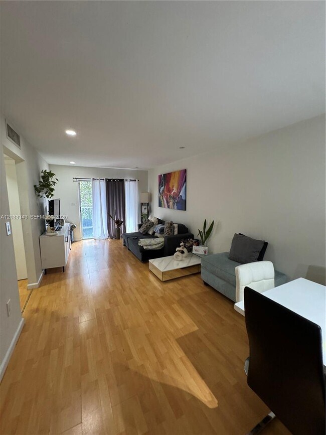 Foto del edificio - 645 NE 121st St