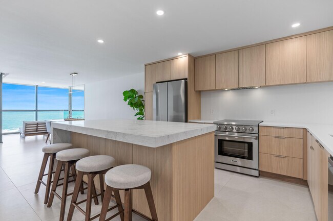 Building Photo - 10410 S Ocean Dr