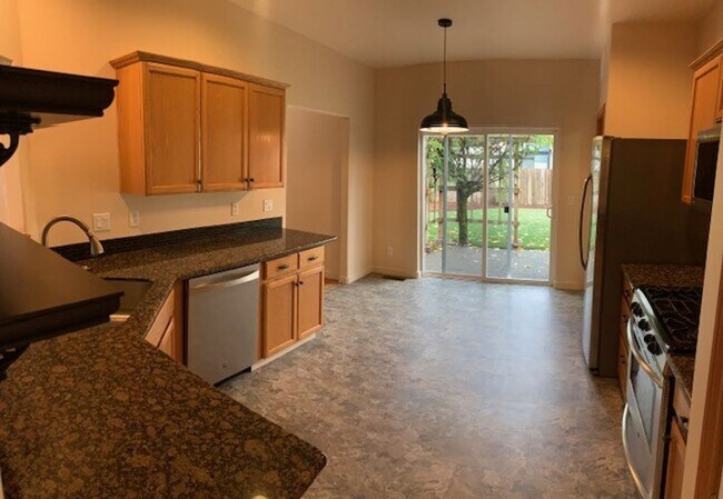 Foto del edificio - $3,300 - Two-Story Home with Three Bedroom...