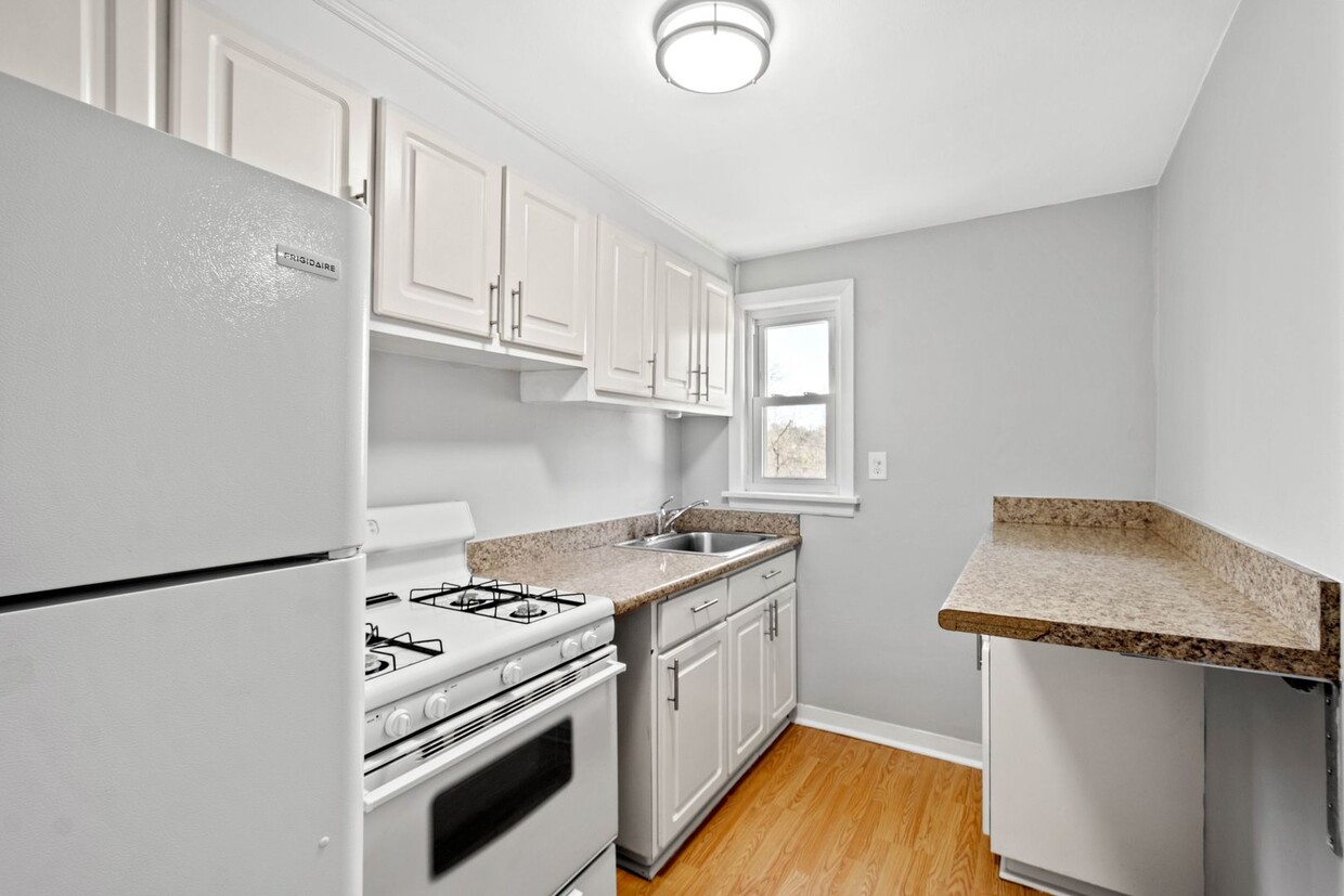 Primary Photo - AVAILABLE ON JULY 1!! BEAUTIFUL 2 BEDROOM ...