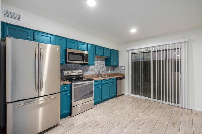 Foto del edificio - 2 Bed / 1 Bath in Phoenix — 900 Sq Ft with Covered Parking & Private Storage