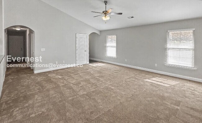 Building Photo - Limited Time Special Offer / 3 Bed, 2 Bath Home with Garage / Pet-Friendly / Vouchers Accepted / ...