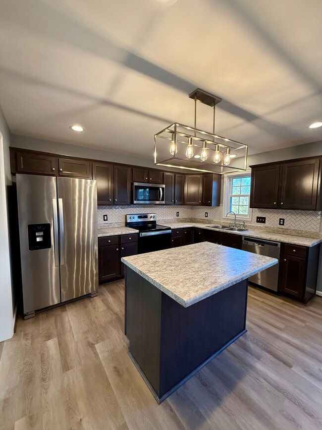 Spacious Kitchen with brand new tile backsplash! - 112 Brenleigh Ct
