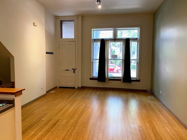 Foto del edificio - 842 N Wolcott Ave