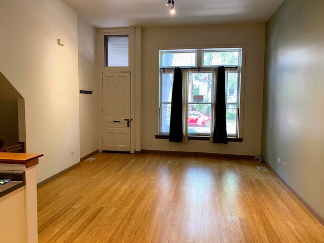 Building Photo - 842 N Wolcott Ave