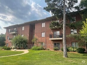 Building Photo - 2725 E Maple Rd