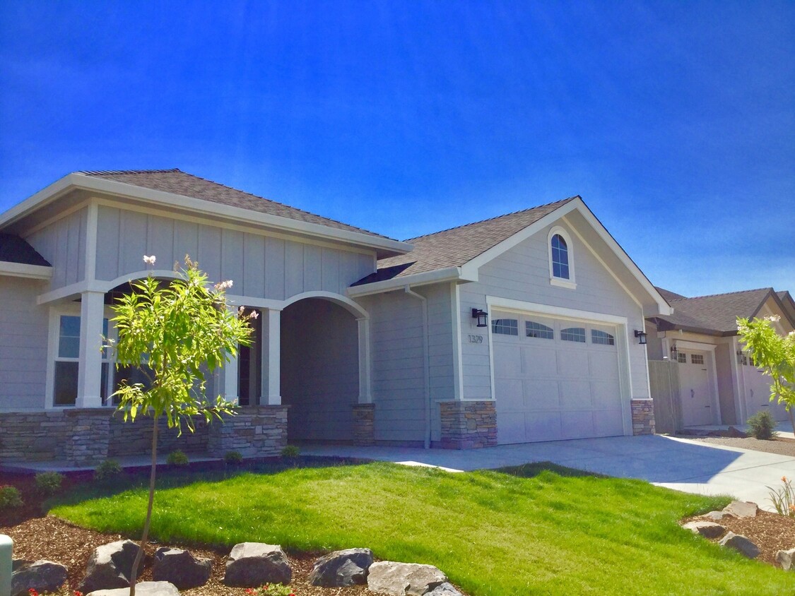 Primary Photo - Stunning Newer Build in Stonegate Estates!!