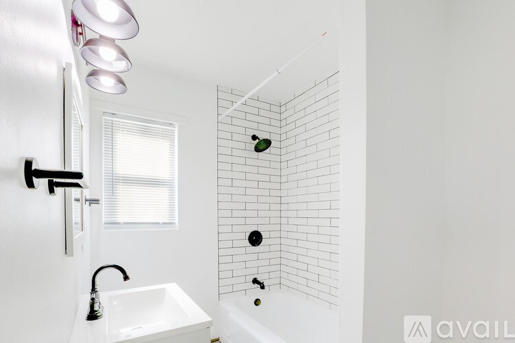 Foto principal - 7719 S Normandie Ave