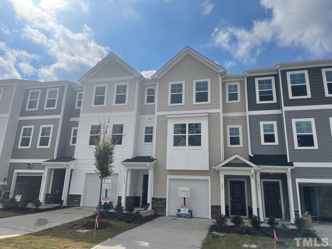 Primary Photo - 1049 Shoreside Dr