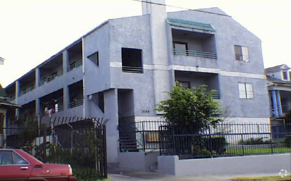 Foto del edificio - 2734 James M Wood Blvd